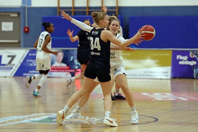 23 11 2025, xovx, Basketball DBBL, 2 Damen Basketball Bundesliga Nord, Bender Baskets Grünberg ChemCats Chemnitz v l Lilly Küppers ChemCats Chemnitz , Emma Kramer Bender Baskets Grünberg Grünberg Sporthalle Theo Koch Schule Hessen Deutschland DE