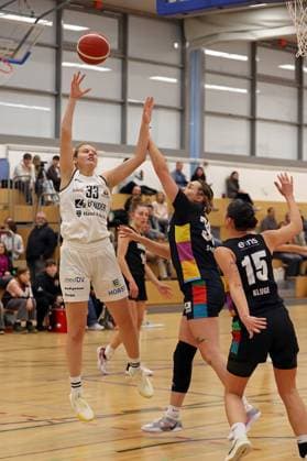 23 11 2025, xovx, Basketball DBBL, 2 Damen Basketball Bundesliga Nord, Bender Baskets Grünberg ChemCats Chemnitz v l Hanna Adaszewska Bender Baskets Grünberg , Erin Stroberg ChemCats Chemnitz , Jessica Kluge ChemCats Chemnitz Grünberg Sporthalle Theo Koch Schule Hessen Deutschland DE