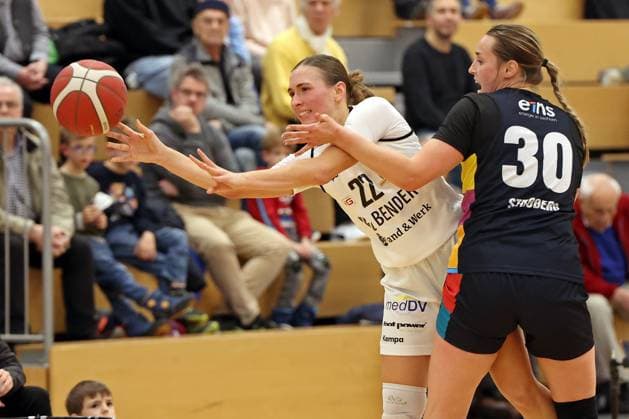 23 11 2025, xovx, Basketball DBBL, 2 Damen Basketball Bundesliga Nord, Bender Baskets Grünberg ChemCats Chemnitz v l Katharina Quapil Bender Baskets Grünberg , Erin Stroberg ChemCats Chemnitz Grünberg Sporthalle Theo Koch Schule Hessen Deutschland DE