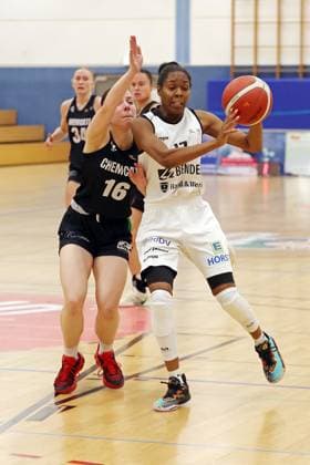 23 11 2025, xovx, Basketball DBBL, 2 Damen Basketball Bundesliga Nord, Bender Baskets Grünberg ChemCats Chemnitz v l Leni Knorr ChemCats Chemnitz , Tonisha Baker Bender Baskets Grünberg Grünberg Sporthalle Theo Koch Schule Hessen Deutschland DE