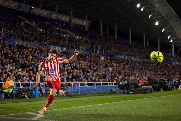 Julian Alvarez Atletico de Madrid shoots a corner kick during the LaLiga EA Sports match between Getafe CF v AtlÃ tico Madrid at Coliseum on November 23, 2025 in Getafe, Spain Photo by Manu Reino DeFodi Images