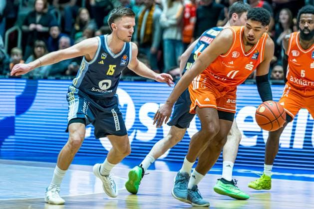 Chemnitz, Germany 23 November 2025 1 BBL 2025 2026 Niners Chemnitz vs Alba Berlin In the picture from left in the duel Martin Hermannsson Berlin and Kostja Mushidi 99 Copyright: xFotostandx xNachtigallx
