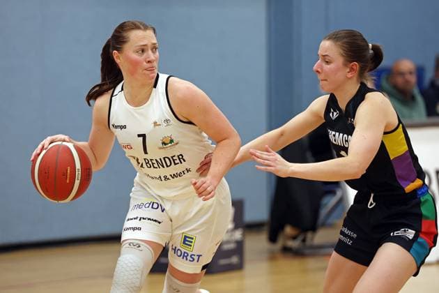 23 11 2025, xovx, Basketball DBBL, 2 Damen Basketball Bundesliga Nord, Bender Baskets Grünberg ChemCats Chemnitz v l Sarah Lückenotte Bender Baskets Grünberg , Leni Knorr ChemCats Chemnitz Grünberg Sporthalle Theo Koch Schule Hessen Deutschland DE