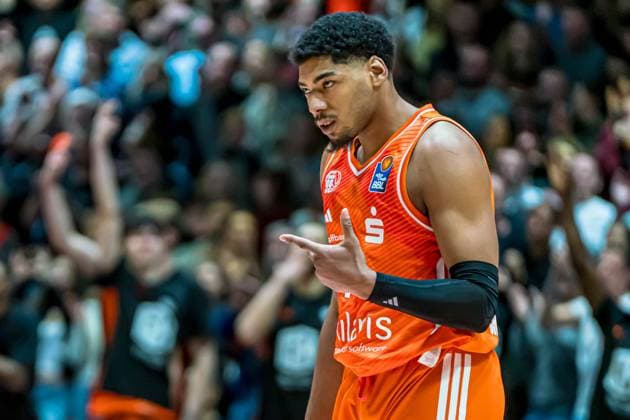 Chemnitz, Germany 23 November 2025 1 BBL 2025 2026 Niners Chemnitz vs Alba Berlin In the picture Kostja Mushidi 99 shows off his three-pointer Copyright: xFotostandx xNachtigallx