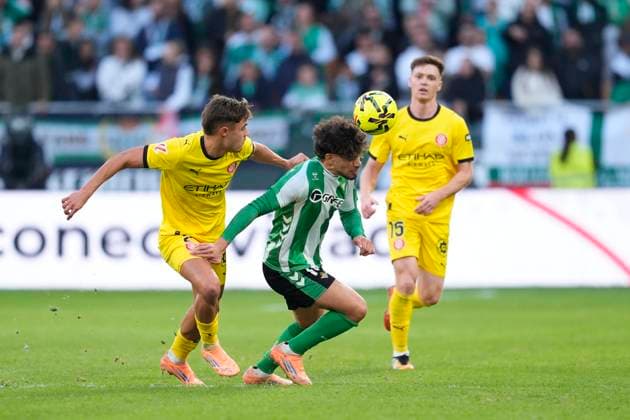 November 23, 2025, Sevilla, Sevilla, SPAIN: Abde Ezzalzouli of Real Betis and Hugo Rincon of Girona FC in action during the Spanish league, LaLiga EA Sports, football match played between Real Betis and Girona FC at La Cartuja stadium on November 23, 2025, in Sevilla, Spain. Sevilla SPAIN - ZUMAa181 20251123_zaa_a181_198 Copyright: xJoaquinxCorcherox