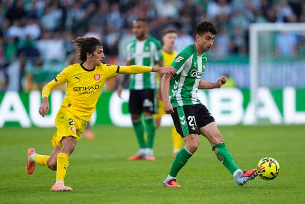 November 23, 2025, Sevilla, Sevilla, SPAIN: Marc Roca of Real Betis and Bryan Gil of Girona FC in action during the Spanish league, LaLiga EA Sports, football match played between Real Betis and Girona FC at La Cartuja stadium on November 23, 2025, in Sevilla, Spain. Sevilla SPAIN - ZUMAa181 20251123_zaa_a181_199 Copyright: xJoaquinxCorcherox