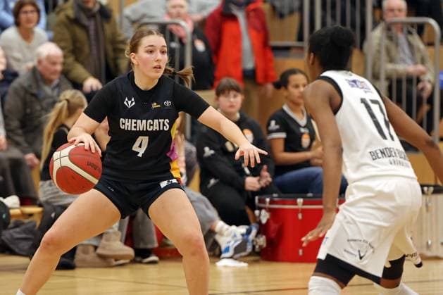 23 11 2025, xovx, Basketball DBBL, 2 Damen Basketball Bundesliga Nord, Bender Baskets Grünberg ChemCats Chemnitz v l Jette Krause ChemCats Chemnitz , Tonisha Baker Bender Baskets Grünberg Grünberg Sporthalle Theo Koch Schule Hessen Deutschland DE