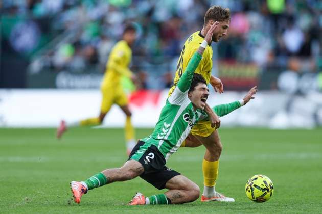 ESP: Real Betis - Girona FC. La Liga EA Sports. Date 13 Vladyslav Vanat of Girona FC and Hector Bellerin of Real Betis during the La Liga EA Sports match between Real Betis and Girona FC played at La Cartuja Stadium on November 23, 2025 in Sevilla, Spain. kpng Copyright: xAntonioxPozox xPRESSINx AP_251123_BET_GIR_035