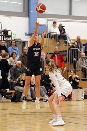 23 11 2025, xovx, Basketball DBBL, 2 Damen Basketball Bundesliga Nord, Bender Baskets Grünberg ChemCats Chemnitz v l Jessica Kluge ChemCats Chemnitz , Emma Kramer Bender Baskets Grünberg Grünberg Sporthalle Theo Koch Schule Hessen Deutschland DE