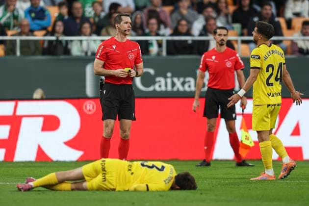 ESP: Real Betis - Girona FC. La Liga EA Sports. Date 13 The referee Iosu Galech Apezteguia during the La Liga EA Sports match between Real Betis and Girona FC played at La Cartuja Stadium on November 23, 2025 in Sevilla, Spain. kpng Copyright: xAntonioxPozox xPRESSINx AP_251123_BET_GIR_050