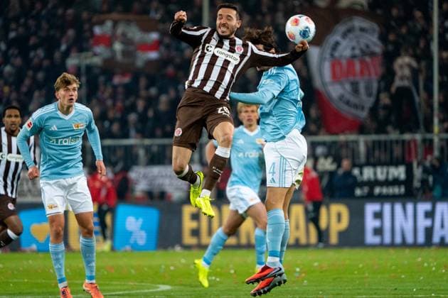 Mathias Pereira Lage FC St Pauli, 28 Kopfballduell Luftzweikampf Diogo Leite 1 FC Union Berlin, 04 , GER, FC St Pauli vs 1 FC Union Berlin, Football, Bundesliga, Matchday 11, Season 2025 2026, 23 11 2025 DFL REGULATES PROHIBIT ANY USE OF PHOTOGRAPHS AS IMAGE SEQUENCES AND OR QUASI VIDEO GER, FC St Pauli vs 1 FC Union Berlin, Football, Bundesliga, Matchday 11, Season 2025 2026, 23 11 2025 Hamburg Copyright: xEibner-Pressefoto MaxxVincenx EP_MVN