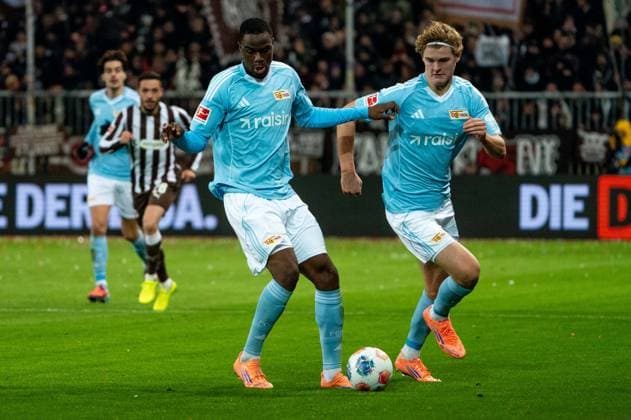 Ilyas Ansah 1 FC Union Berlin, 10 on the ball, Tom Rothe 1 FC Union Berlin, 15 , GER, FC St Pauli vs 1 FC Union Berlin, Football, Bundesliga, Matchday 11, Season 2025 2026, 23 11 2025 DFL REGULATIONS PROHIBIT ANY USE OF PHOTOGRAPHS AS IMAGE SEQUENCES AND OR QUASI VIDEO GER, FC St Pauli vs 1 FC Union Berlin, Football, Bundesliga, Matchday 11, Season 2025 2026, 23 11 2025 Hamburg Copyright: xEibner-Pressefoto MaxxVincenx EP_MVN