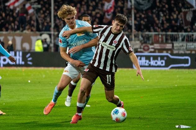 Arkadiusz Pyrka FC St Pauli, 11 in duel, fight for the ball with Tom Rothe 1 FC Union Berlin, 15 , GER, FC St Pauli vs 1 FC Union Berlin, Football, Bundesliga, Matchday 11, Season 2025 2026, 23 11 2025 DFL REGULATES PROHIBIT ANY USE OF PHOTOGRAPHS AS IMAGE SEQUENCES AND OR QUASI VIDEO GER, FC St Pauli vs 1 FC Union Berlin, Football, Bundesliga, Matchday 11, Season 2025 2026, 23 11 2025 Hamburg Copyright: xEibner-Pressefoto MaxxVincenx EP_MVN