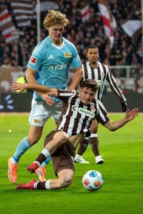 Arkadiusz Pyrka FC St Pauli, 11 in duel, fight for the ball with Tom Rothe 1 FC Union Berlin, 15 , GER, FC St Pauli vs 1 FC Union Berlin, Football, Bundesliga, Matchday 11, Season 2025 2026, 23 11 2025 DFL REGULATES PROHIBIT ANY USE OF PHOTOGRAPHS AS IMAGE SEQUENCES AND OR QUASI VIDEO GER, FC St Pauli vs 1 FC Union Berlin, Football, Bundesliga, Matchday 11, Season 2025 2026, 23 11 2025 Hamburg Copyright: xEibner-Pressefoto MaxxVincenx EP_MVN