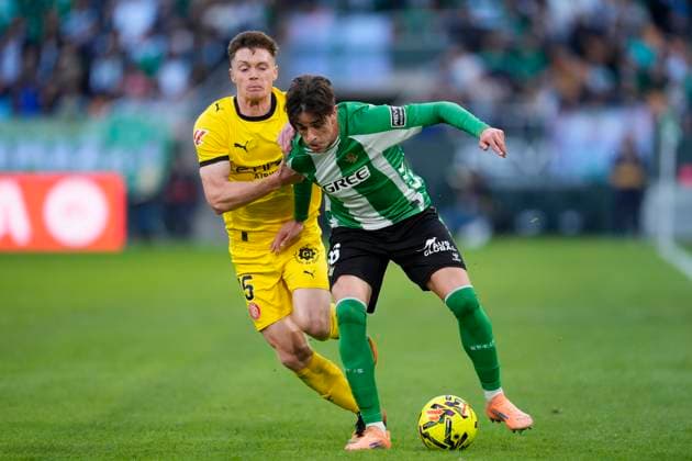 November 23, 2025, Sevilla, Sevilla, SPAIN: Valentin Gomez of Real Betis and Viktor Tsygankov of Girona FC in action during the Spanish league, LaLiga EA Sports, football match played between Real Betis and Girona FC at La Cartuja stadium on November 23, 2025, in Sevilla, Spain. Sevilla SPAIN - ZUMAa181 20251123_zaa_a181_202 Copyright: xJoaquinxCorcherox