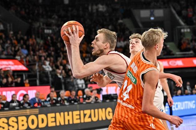 GER, BBL, ratiopharm Ulm vs FC Bayern Munich 23 11 2025, ratiopharm arena, Neu Ulm, GER, BBL, ratiopharm Ulm vs FC Bayern Munich, in the picture energetic effort by Niels Giffey Muenchen, 5 , Foul by Tobias Brahe Jensen Ulm, 7 , Teo Milicic Ulm, 44 nordphotoxGmbHx xHafner nph00200