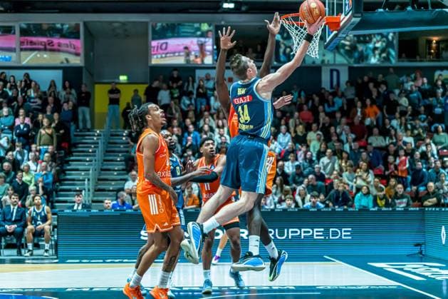 Chemnitz, Germany 23 November 2025 1 BBL 2025 2026 Niners Chemnitz vs Alba Berlin In the picture Justin Bean Berlin with a dunking Copyright: xFotostandx xNachtigallx