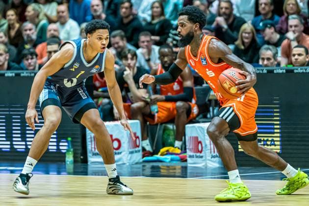 Chemnitz, Germany 23 November 2025 1 BBL 2025 2026 Niners Chemnitz vs Alba Berlin In the picture from left in the duel Jack Kayil Berlin and Corey Davis 99 Copyright: xFotostandx xNachtigallx