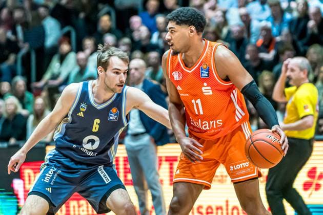 Chemnitz, Germany 23 November 2025 1 BBL 2025 2026 Niners Chemnitz vs Alba Berlin In the picture from left in the duel Malte Delow Berlin and Kostja Mushidi 99 Copyright: xFotostandx xNachtigallx