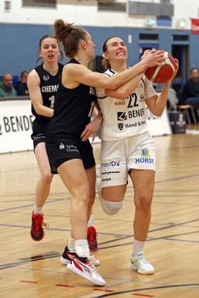 23 11 2025, xovx, Basketball DBBL, 2 Damen Basketball Bundesliga Nord, Bender Baskets Grünberg ChemCats Chemnitz v l Leni Knorr ChemCats Chemnitz , Lucille Peroche ChemCats Chemnitz , Katharina Quapil Bender Baskets Grünberg Grünberg Sporthalle Theo Koch Schule Hessen Germany EN