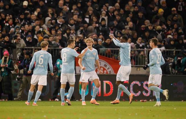 Photo Goal celebration with UNion players after the 0 1 , Rani KHEDIRA and right Ilyas ANSAH Union , center Tom Rothe Soccer 1 Bundesliga , FC St Pauli Union Berlin 11 Matchday on Sat 23 11 2025
