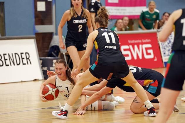 23 11 2025, xovx, Basketball DBBL, 2 Damen Basketball Bundesliga Nord, Bender Baskets Grünberg ChemCats Chemnitz v l Sarah Lückenotte Bender Baskets Grünberg , Mette Härtel ChemCats Chemnitz , Lucille Peroche ChemCats Chemnitz , Lilly Küppers ChemCats Chemnitz Grünberg Sporthalle Theo Koch Schule Hessen Deutschland DE