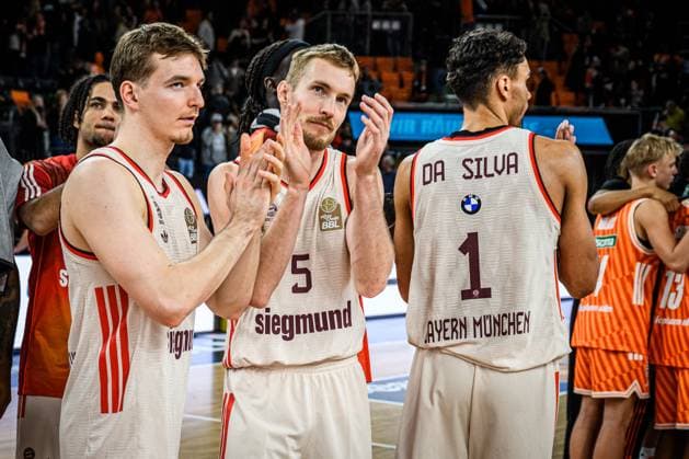 Neu Ulm, Germany, 23 11 25 Justus Hollatz FC Bayern Basketball , Niels Giffey FC Bayern Basketball and Oscar da Silva FC Bayern Basketball gestures during the Basketball Bundesliga match between ratiopharm ulm vs FC Bayern Basketball at ratiopharm Arena on November 23, 2025 in Neu Ulm, Germany Photo by Harry Langer DeFodi Images ratiopharm Arena, Germany, 23 11 25 Justus Hollatz FC Bayern Basketball , Niels Giffey FC Bayern Basketball and Oscar da Silva FC Bayern Basketball gestures during the Basketball Bundesliga match between ratiopharm ulm vs FC Bayern Basketball at Neu Ulm on November 23, 2025 in ratiopharm Arena, Germany Photo by Harry Langer DeFodi Images Photo by Harry Langer DeFodi Images