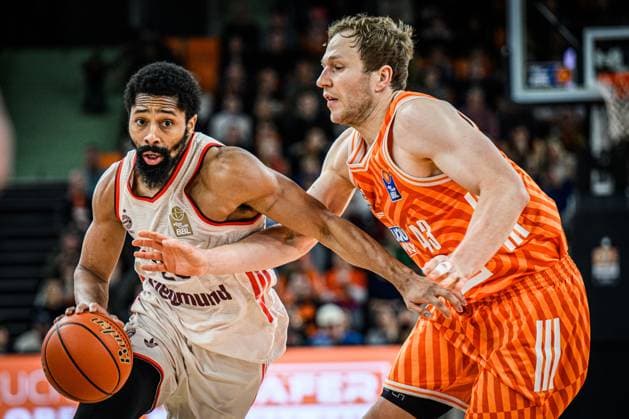 Neu Ulm, Germany, 23 11 25 Spencer Dinwiddie FC Bayern Basketball and Christian Sengfelder ratiopharm ulm battle for the ball during the Basketball Bundesliga match between ratiopharm ulm vs FC Bayern Basketball at the ratiopharm Arena on November 23, 2025 in Neu Ulm, Germany Photo by Harry Langer DeFodi Images ratiopharm Arena, Germany, 23 11 25 Spencer Dinwiddie FC Bayern Basketball and Christian Sengfelder ratiopharm ulm battle for the ball during the Basketball Bundesliga match between ratiopharm ulm vs FC Bayern Basketball at Neu Ulm on November 23, 2025 in ratiopharm Arena, Germany Photo by Harry Langer DeFodi Images Photo by Harry Langer DeFodi Images