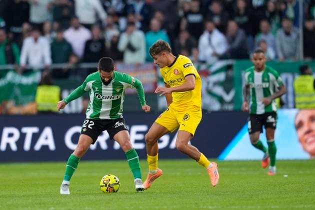 November 23, 2025, Sevilla, Sevilla, SPAIN: Francisco Isco Alarcon of Real Betis and Hugo Rincon of Girona FC in action during the Spanish league, LaLiga EA Sports, football match played between Real Betis and Girona FC at La Cartuja stadium on November 23, 2025, in Sevilla, Spain. Sevilla SPAIN - ZUMAa181 20251123_zaa_a181_206 Copyright: xJoaquinxCorcherox
