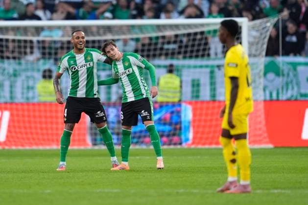 November 23, 2025, Sevilla, Sevilla, SPAIN: Natan de Souza and Valentin Gomez of Real Betis of Real Betis gestures during the Spanish league, LaLiga EA Sports, football match played between Real Betis and Girona FC at La Cartuja stadium on November 23, 2025, in Sevilla, Spain. Sevilla SPAIN - ZUMAa181 20251123_zaa_a181_207 Copyright: xJoaquinxCorcherox