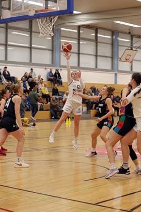 23 11 2025, xovx, Basketball DBBL, 2 Damen Basketball Bundesliga Nord, Bender Baskets Grünberg ChemCats Chemnitz v l Lilli Böhme ChemCats Chemnitz , Lilly Küppers ChemCats Chemnitz , Emma Kramer Bender Baskets Grünberg , Lucille Peroche ChemCats Chemnitz , Erin Stroberg ChemCats Chemnitz , Lena Graf Bender Baskets Grünberg Grünberg Sporthalle Theo Koch Schule Hessen Deutschland DE