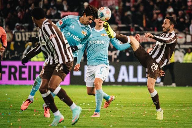 1 Bundesliga FC St Pauli vs 1 FC Union Berlin, 23 11 2025 Mathias Pereira Lage FC St Pauli, 28 geht zum Ball Football, 1 Bundesliga, 11 Matchday FC St Pauli vs 1 FC Union Berlin on 23 11 2025 at Millerntor Stadion, Hamburg DFL REGULATIONS PROHIBIT ANY USE OF PHOTOGRAPHS AS IMAGE SEQUENCES AND OR QUASI VIDEO Copyright: xBEAUTIFULxSPORTS Tonhäuserx