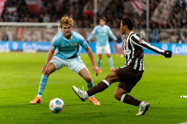 Joel Chima Fujita FC St Pauli, 16 Pass, Tom Rothe 1 FC Union Berlin, 15 , GER, FC St Pauli vs 1 FC Union Berlin, Football, Bundesliga, Matchday 11, Season 2025 2026, 23 11 2025 DFL REGULATIONS PROHIBIT ANY USE OF PHOTOGRAPHS AS IMAGE SEQUENCES AND OR QUASI VIDEO GER, FC St Pauli vs 1 FC Union Berlin, Football, Bundesliga, Matchday 11, Season 2025 2026, 23 11 2025 Hamburg Copyright: xEibner-Pressefoto MaxxVincenx EP_MVN