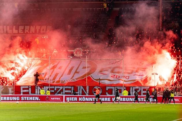 Pyrotechnics Bengalo Fans Ultras St Pauli, GER, FC St Pauli vs 1 FC Union Berlin, Football, Bundesliga, Matchday 11, Season 2025 2026, 23 11 2025 DFL REGULATIONS PROHIBIT ANY USE OF PHOTOGRAPHS AS IMAGE SEQUENCES AND OR QUASI VIDEO GER, FC St Pauli vs 1 FC Union Berlin, Football, Bundesliga, Matchday 11, Season 2025 2026, 23 11 2025 Hamburg Copyright: xEibner-Pressefoto MaxxVincenx EP_MVN