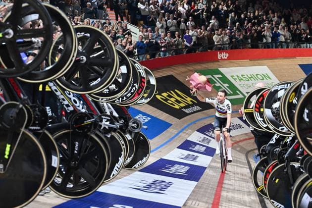 Italian Elia Viviani celebrates as he retires from professional cycling during the last day of the Zesdaagse Vlaanderen-Gent six-day indoor Track cycling, Rad, Radsport, Bahnrad, Bahn event at the indoor cycling arena t Kuipke, Sunday 23 November 2025, in Gent. MAARTENxSTRAETEMANS  x143662692x