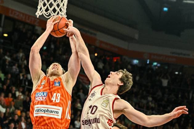 GER, BBL, ratiopharm Ulm vs FC Bayern Munich 23 11 2025, ratiopharm arena, Neu Ulm, GER, BBL, ratiopharm Ulm vs FC Bayern Munich, in the picture Christian Sengfelder Ulm, 43 , Justinian Jessup Munich, 10 nordphotoxGmbHx xHafner nph00200