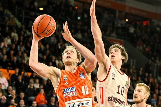 GER, BBL, ratiopharm Ulm vs FC Bayern Munich 23 11 2025, ratiopharm arena, Neu Ulm, GER, BBL, ratiopharm Ulm vs FC Bayern Munich, in the picture Christian Sengfelder Ulm, 43 , Justinian Jessup Munich, 10 nordphotoxGmbHx xHafner nph00200