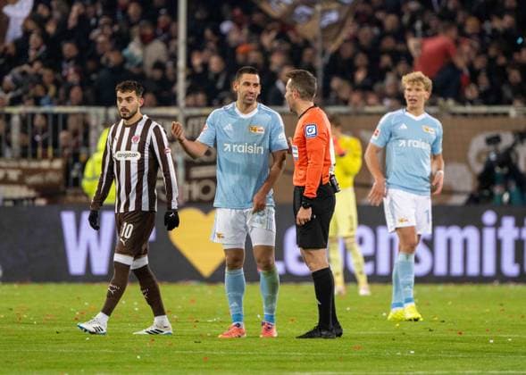 Soccer, Men, Season 2025 2026, 1 Bundesliga 11 Matchday , FC St Pauli 1 FC Union Berlin, v l Danel Sinani St Pauli , Rani Khedira 1 FC Union Berlin , Referee Tobias Stieler, 23 11 2025, Copyright: xMatthiasxKochx