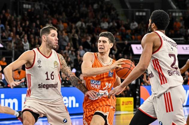 GER, BBL, ratiopharm Ulm vs FC Bayern Munich 23 11 2025, ratiopharm arena, Neu Ulm, GER, BBL, ratiopharm Ulm vs FC Bayern Munich, pictured Stefan Jovic Muenchen, 16 , Diego Garavaglia Ulm, 23 , Spencer Dinwiddie Muenchen, 26 nordphotoxGmbHx xHafner nph00200