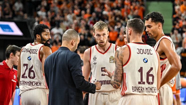 GER, BBL, ratiopharm Ulm vs FC Bayern Munich 23 11 2025, ratiopharm arena, Neu Ulm, GER, BBL, ratiopharm Ulm vs FC Bayern Munich, in picture time-out, Spencer Dinwiddie Muenchen, 26 , TJ Parker Muenchen , Niels Giffey Muenchen, 5 , Stefan Jovic Muenchen, 16 , Oscar da Silva Muenchen, 1 nordphotoxGmbHx xHafner nph00200