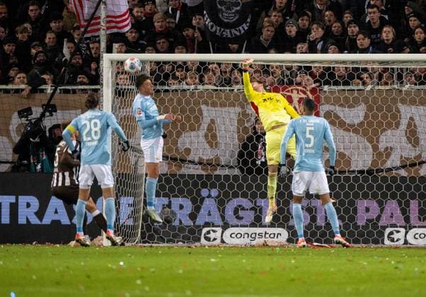 Soccer, Men, Season 2025 2026, 1 Bundesliga 11 Matchday , FC St Pauli 1 FC Union Berlin, Janik Haberer 1 FC Union Berlin clears a ball off the line, 23 11 2025, Copyright: xMatthiasxKochx
