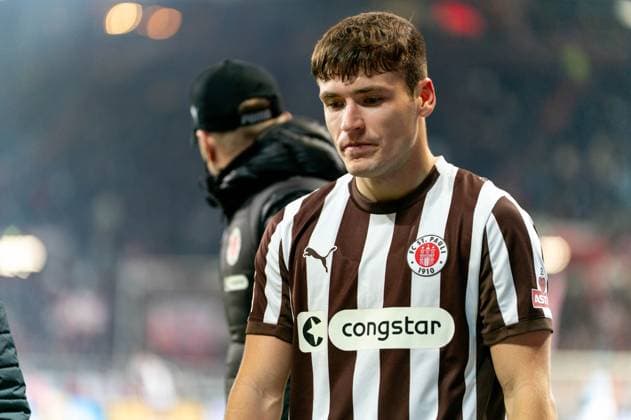 Arkadiusz Pyrka FC St Pauli, 11 injured, Substitution, GER, FC St Pauli vs 1 FC Union Berlin, Football, Bundesliga, Matchday 11, Season 2025 2026, 23 11 2025 DFL REGULATIONS PROHIBIT ANY USE OF PHOTOGRAPHS AS IMAGE SEQUENCES AND OR QUASI VIDEO GER, FC St Pauli vs 1 FC Union Berlin, Football, Bundesliga, Matchday 11, Season 2025 2026, 23 11 2025 Hamburg Copyright: xEibner-Pressefoto MaxxVincenx EP_MVN