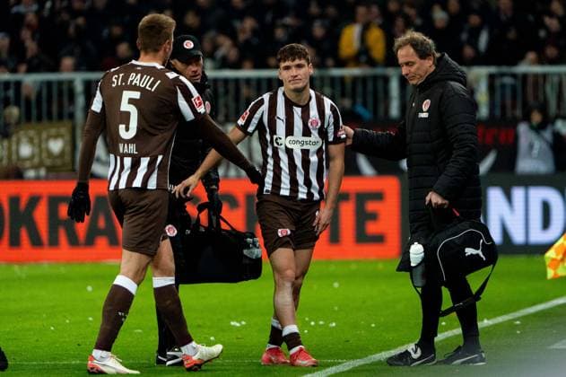 Arkadiusz Pyrka FC St Pauli, 11 injured, substitution, consolation by Hauke Wahl FC St Pauli, 05 , GER, FC St Pauli vs 1 FC Union Berlin, Football, Bundesliga, Matchday 11, Season 2025 2026, 23 11 2025 DFL REGULATES PROHIBIT ANY USE OF PHOTOGRAPHS AS IMAGE SEQUENCES AND OR QUASI VIDEO GER, FC St Pauli vs 1 FC Union Berlin, Football, Bundesliga, Matchday 11, Season 2025 2026, 23 11 2025 Hamburg Copyright: xEibner-Pressefoto MaxxVincenx EP_MVN
