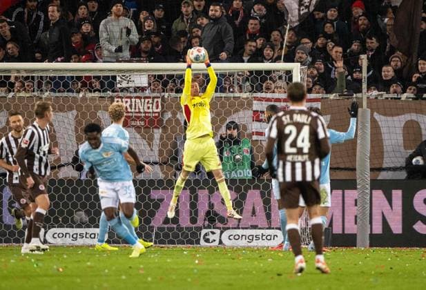 Soccer, Men, Season 2025 2026, 1 Bundesliga 11 Matchday , FC St Pauli 1 FC Union Berlin, Goalkeeper Frederik Rönnow 1 FC Union Berlin , 23 11 2025, Copyright: xMatthiasxKochx