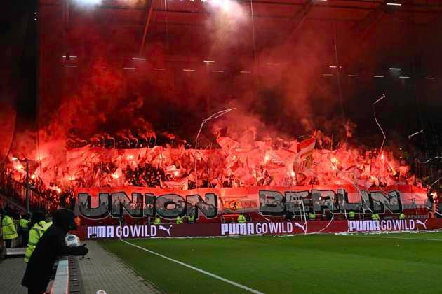 GER 1 FBL, FC St Pauli vs 1 FC Union Berlin 23 11 2025, Millerntorstadion, Hamburg, GER 1 FBL, FC St Pauli vs 1 FC Union Berlin in the picture feature the Berlin fans use pyrotechnics nordphotoxGmbH xWitke nph00002