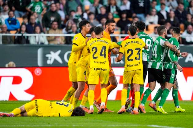 November 23, 2025, Sevilla, Sevilla, SPAIN: Antony Dos Santos of Real Betis and Paulo Gazzaniga of Girona FC gestures during the Spanish league, LaLiga EA Sports, football match played between Real Betis and Girona FC at La Cartuja stadium on November 23, 2025, in Sevilla, Spain. Sevilla SPAIN - ZUMAa181 20251123_zaa_a181_223 Copyright: xJoaquinxCorcherox