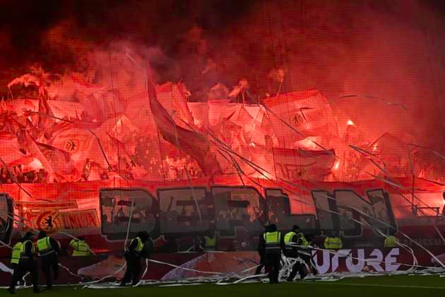 GER 1 FBL, FC St Pauli vs 1 FC Union Berlin 23 11 2025, Millerntorstadion, Hamburg, GER 1 FBL, FC St Pauli vs 1 FC Union Berlin in the picture feature the Berlin fans use pyrotechnics nordphotoxGmbH xWitke nph00002