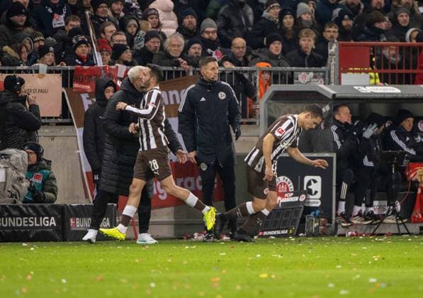 Soccer, Men, Season 2025 2026, 1 Bundesliga 11 Matchday , FC St Pauli 1 FC Union Berlin, v l Mathias Pereira Lage St Pauli , Martijn Kaars St Pauli , 23 11 2025, Copyright: xMatthiasxKochx