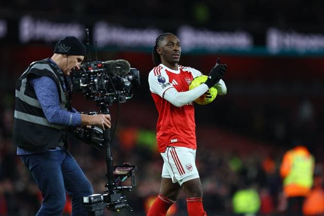Eberechi Eze of Arsenal applauds the fans Arsenal v Tottenham Hotspur, Premier League, Football, Emirates Stadium, London, UK - 23 Nov 2025London Emirates Stadium United Kingdom EDITORIAL USE ONLY No use with unauthorised audio, video, data, fixture lists, club league logos or live services. Online in-match use limited to 120 images, no video emulation. No use in betting, games or single club league player publications.  Copyright: xMichaelxZemanek Shutterstockx 15860967an