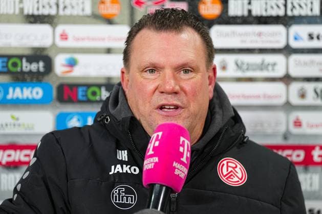 23 11 2025, xydrx, Football, 3 Liga, Rot Weiss Essen FC Energie Cottbus, Season 2025 2026, Stadion an der Hafenstraße Uwe Koschinat Head Coach Rot Weiss Essen DFB regulations prohibit any use of photographs as image sequences and or quasi video Nordrhein Westfahlen Germany